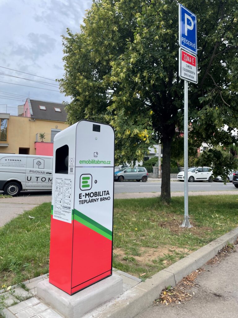 Elektromobily v Brně pokutují za nabíjení. ) Zdroj: Elektromobilita Brno