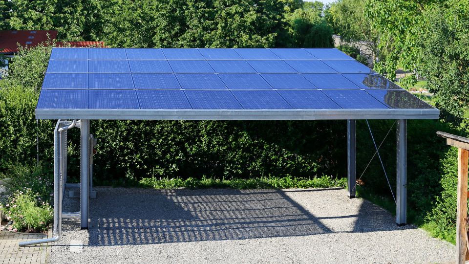 Povinnost instalovat fotovoltaiku na parkovištích. Proč to Němci a Francouzi dělají? | Solární magazín