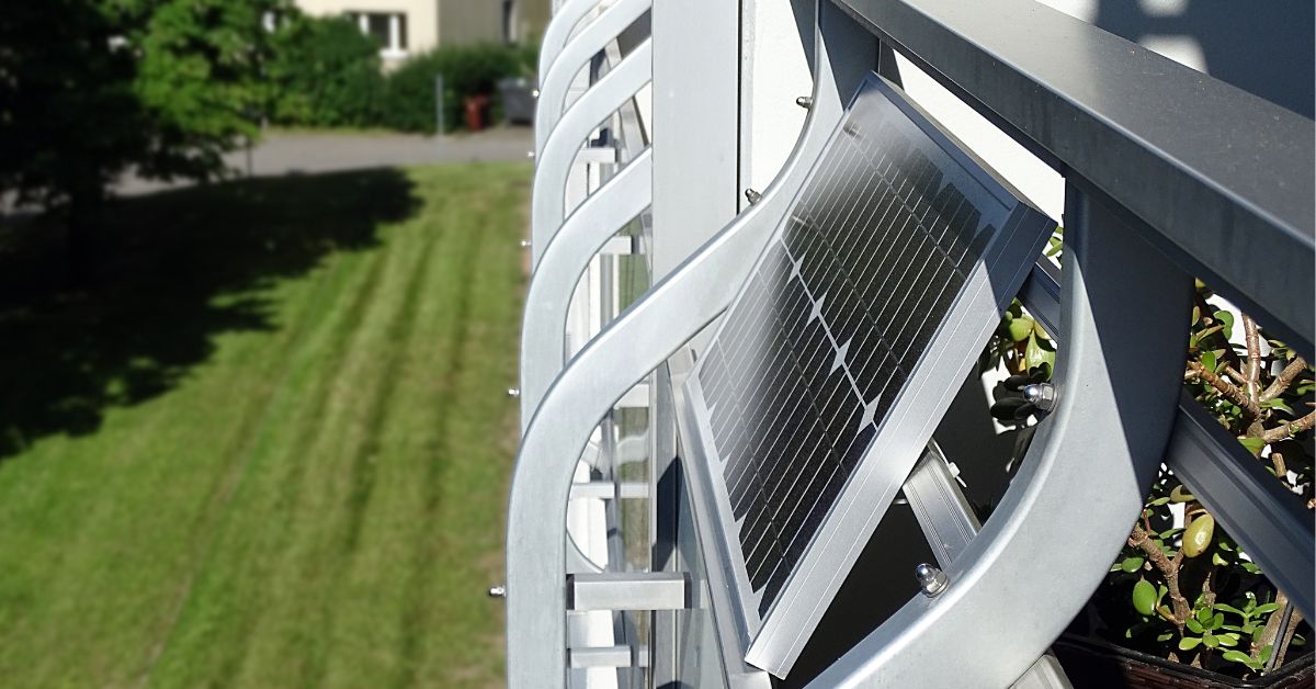 Chcete balkonovou fotovoltaiku? Připravte se na byrokratický maraton | Solární magazín