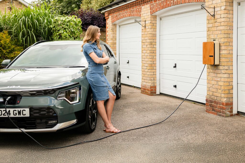 Za nabíjení elektromobilu dostávali lidé zaplaceno. Foto: Pexels