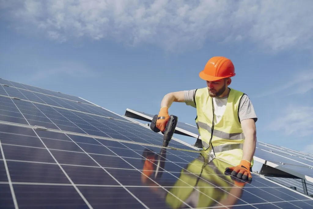 Fotovoltaiku je třeba pravidelně servisovat. Foto: Pexels