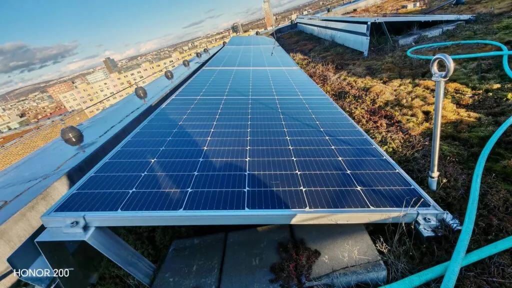 Čištění solárních panelů. Zdroj: Michal Špánek