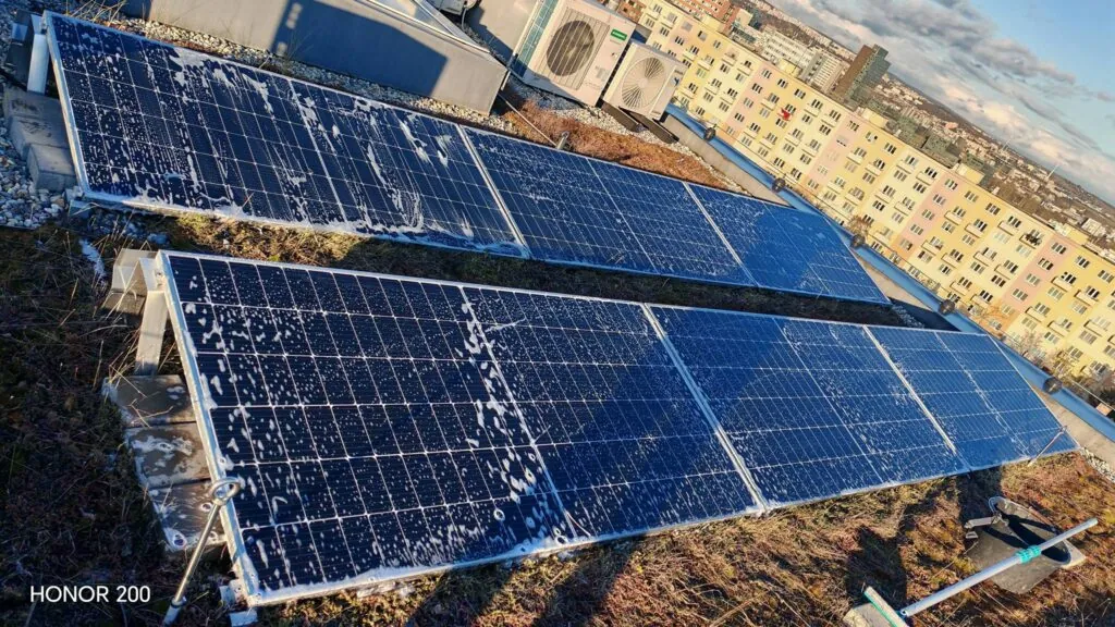 Čištění solárních panelů. Zdroj: Michal Špánek