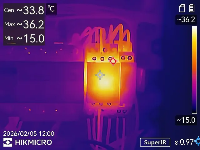 Kontrola zahrnuje nejen fyzickou prohlídku instalace (kabeláž, uchycení, uzemnění, přepěťové ochrany, zapojení), ale také kontrolu nastavení systému a termo kontrolu celého systému a to speciálním termodronem a ruční termokamerou.Zdroj: SolarTep