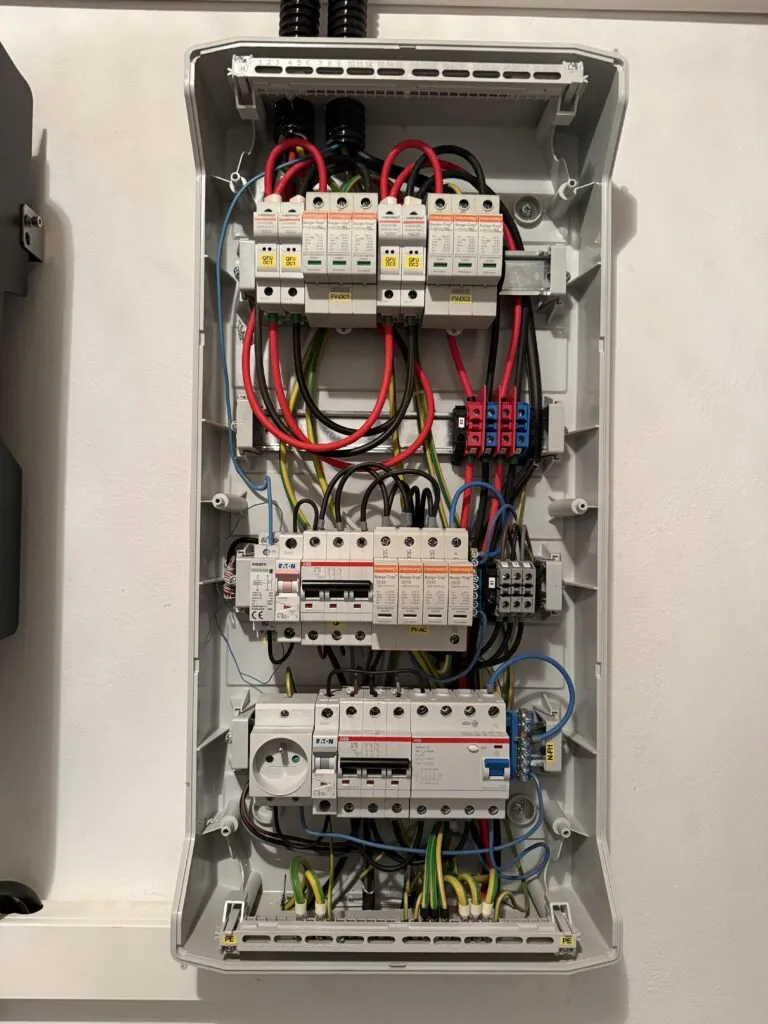 Většina problémů vzniká kombinací nekvalitní montáže a nevhodně zvolených komponentů. Zdroj: SolarTep