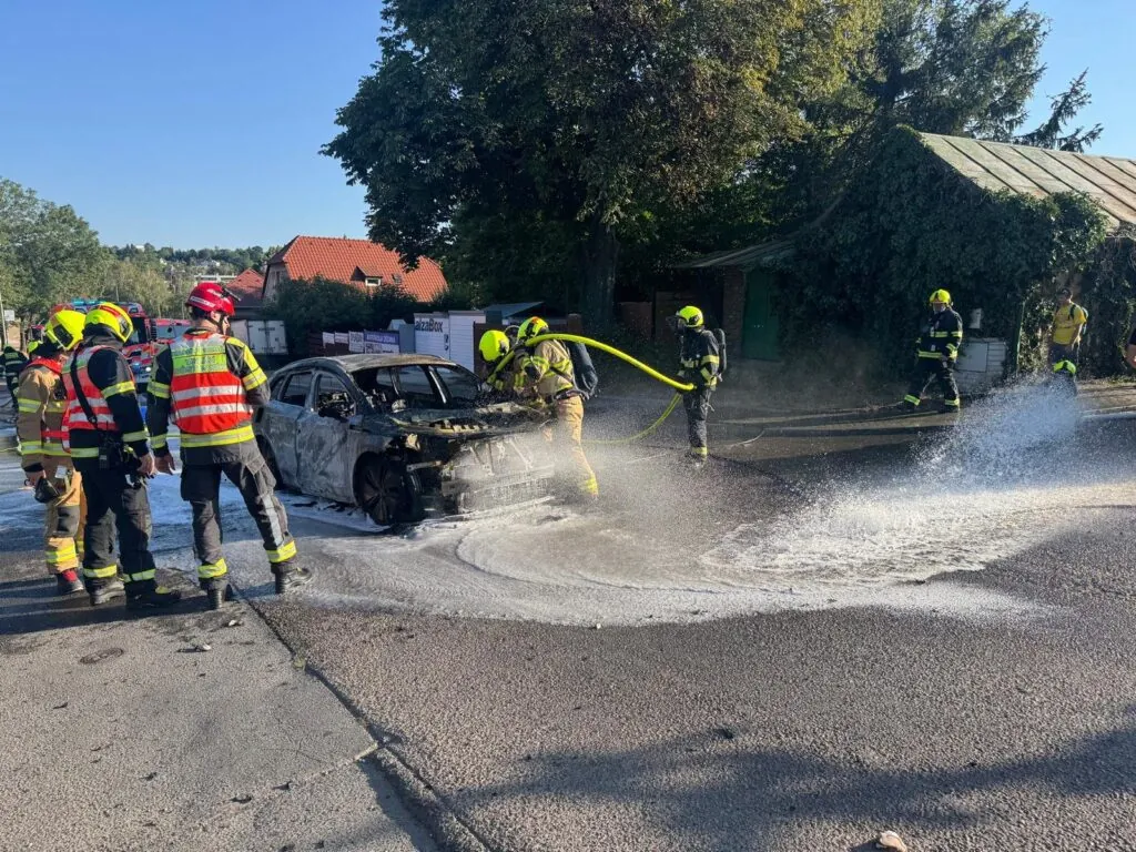 Požár elektromobilu v Ruzyni Foto: HZS Praha