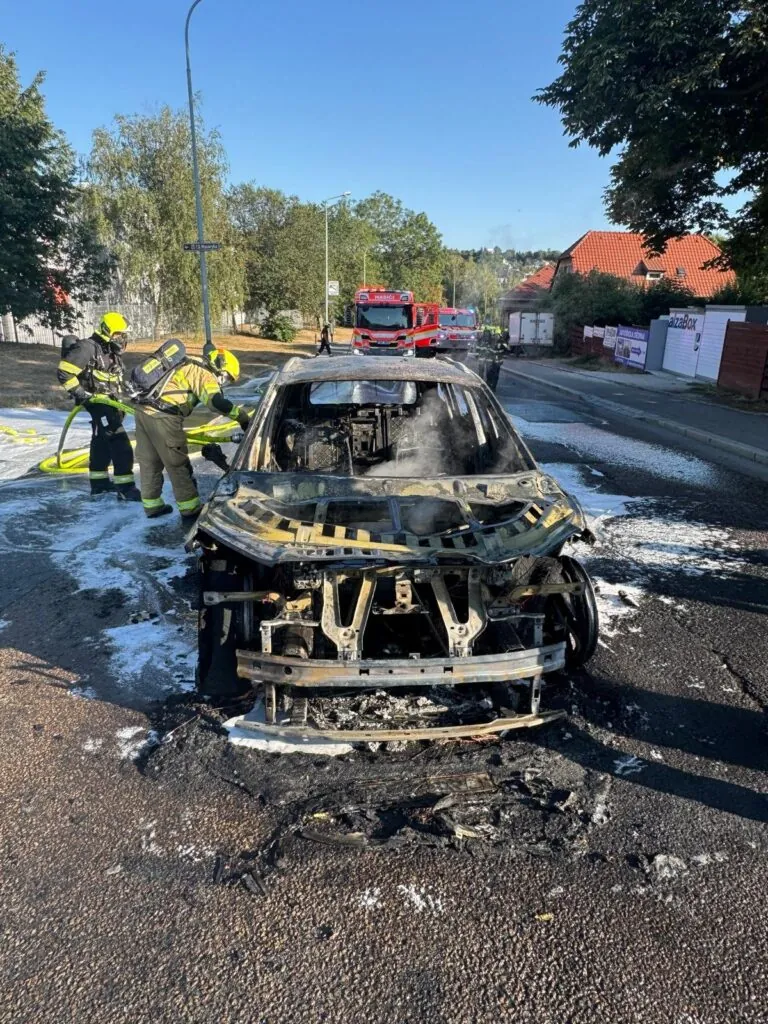 Požár elektromobilu v Ruzyni Foto: HZS Praha