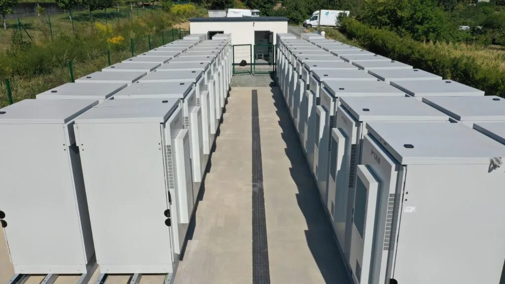 Podle společnosti SOLSOL by se výsledné zdražení mohlo u bateriových úložišť krátkodobě dostat nad deset procent. Zdroj: Solsol